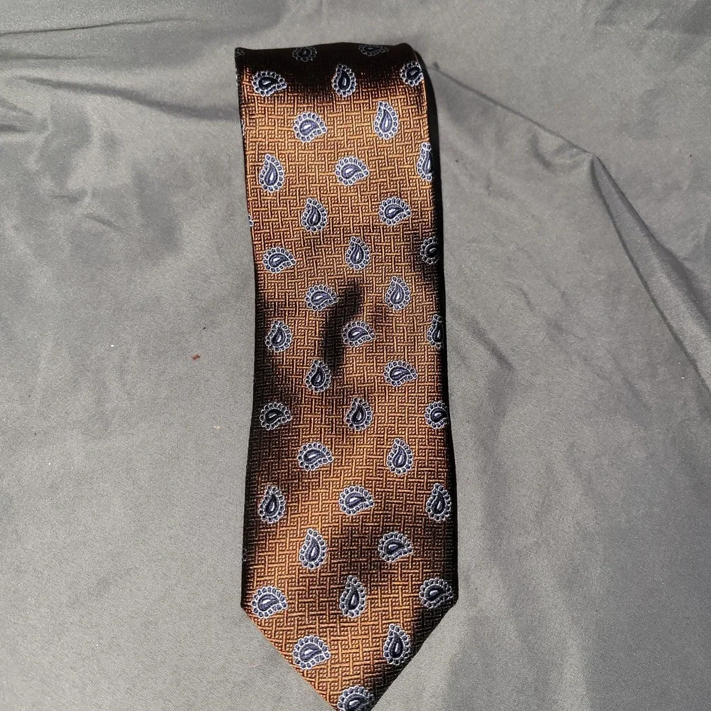 JoS. A. Bank 1905 Men's Gold/Navy Paisley Print Tie, 100% Silk